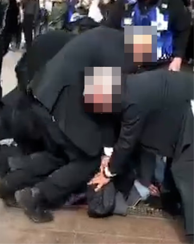 Kafasına dizleri ile bastılar! Hırsızlık iddiasıyla göz altına alınan genç nefessiz kalarak öldü