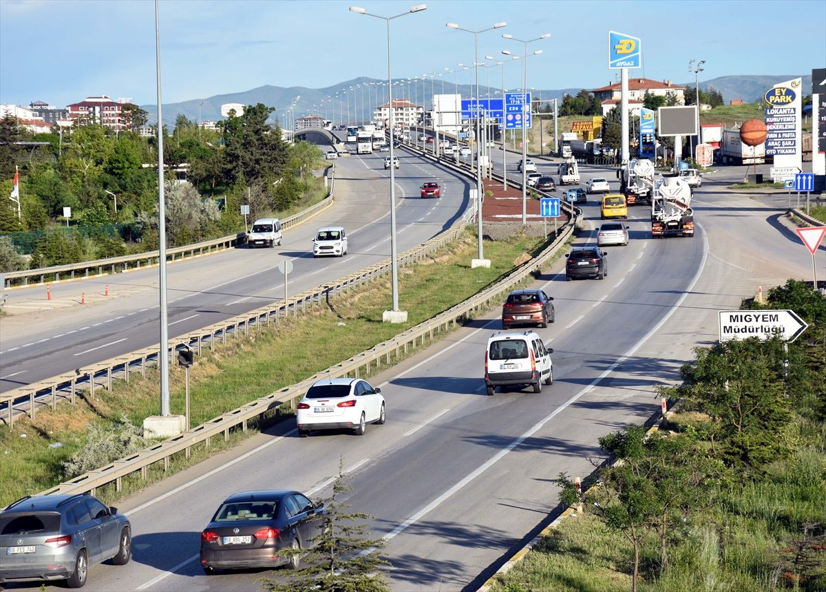 Kırıkkale\'de Bayram Trafiği Yoğunlaştı