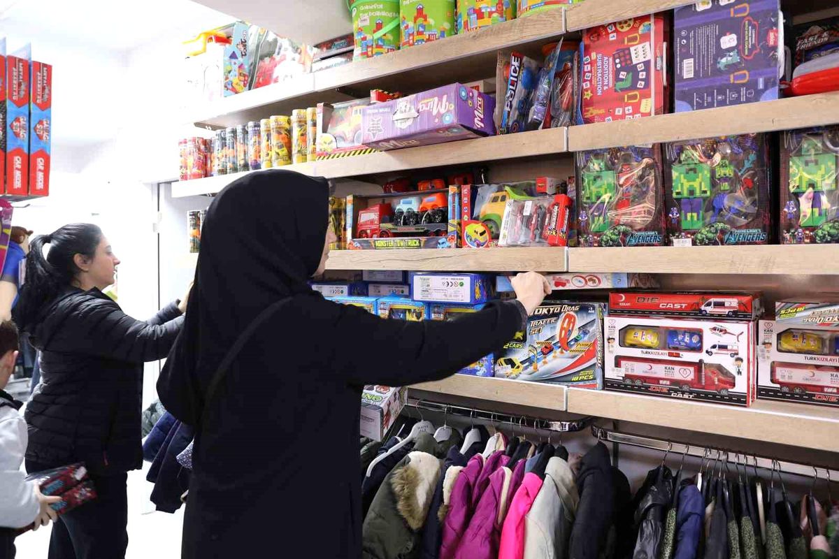 Kocasinan\'da paranın geçmediği dost mağazada bayramlık alışveriş keyfi