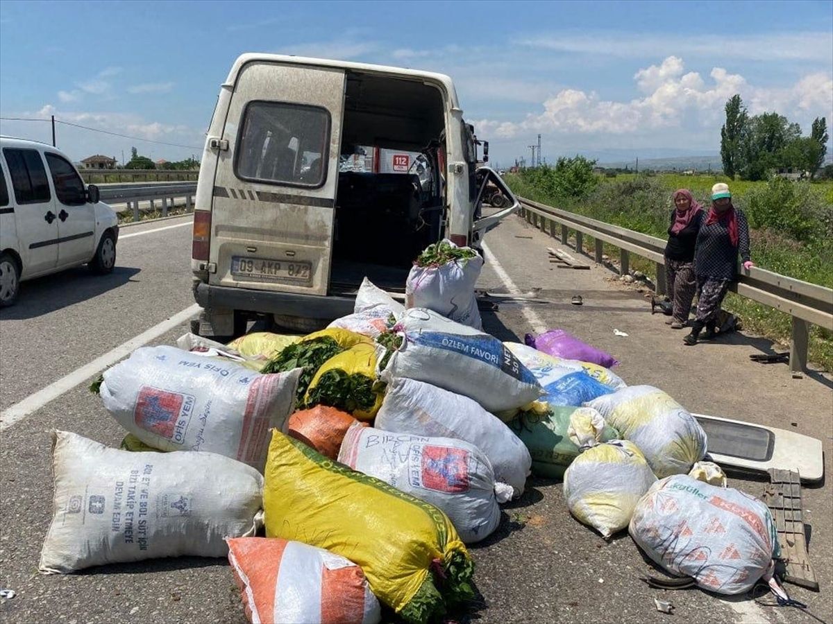 Minibüs-Traktör Çarpışmasında 1 Ölü, 3 Yaralı
