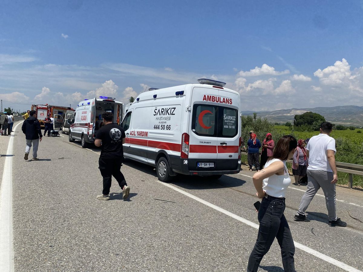 Alaşehir\'de Minibüs-Traktör Kazası: 1 Ölü, 3 Yaralı