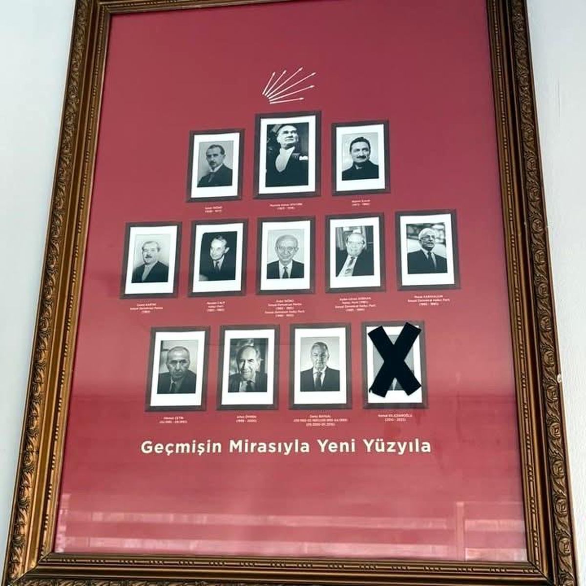 Kılıçdaroğlu\'nun Fotoğrafı Siyah Bantla Kapandı