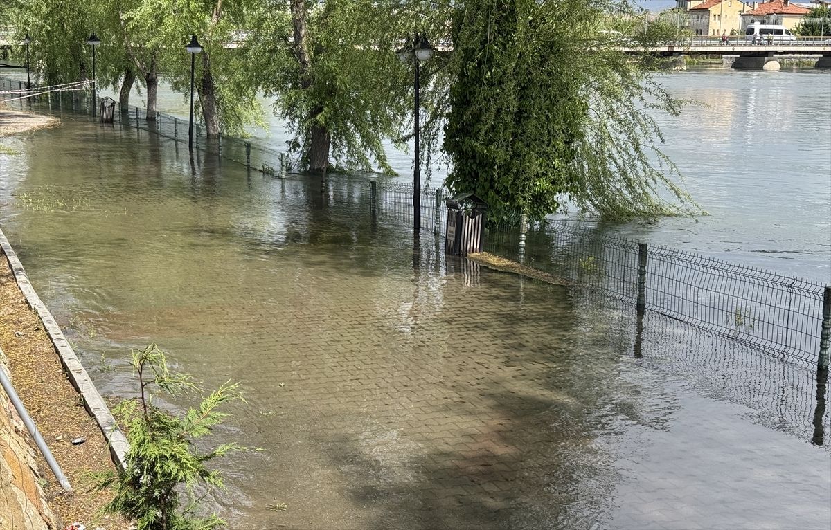 Kızılırmak Nehri Yükseldi, Gezi Yolları Su Altında