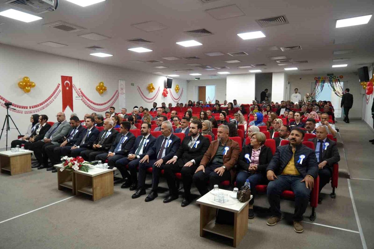 Niğde Vali Yardımcısı Divili: "Nüfusun kendini yenileme seviyesi 2,10\'dur, konu 1 yıllık çalışmalarla çözülebilecek konu olmaktan çıkmıştır"