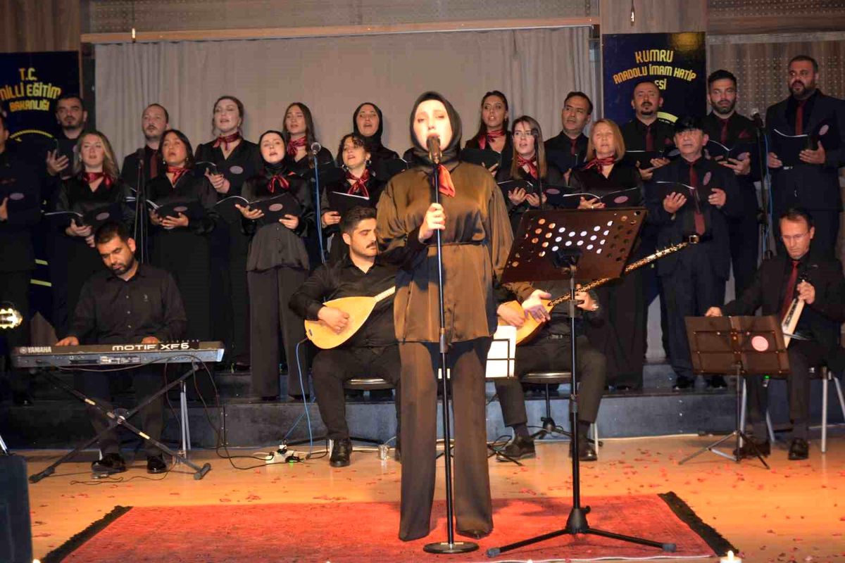 Ordu\'da öğretmenlerden Türk halk müziği konseri