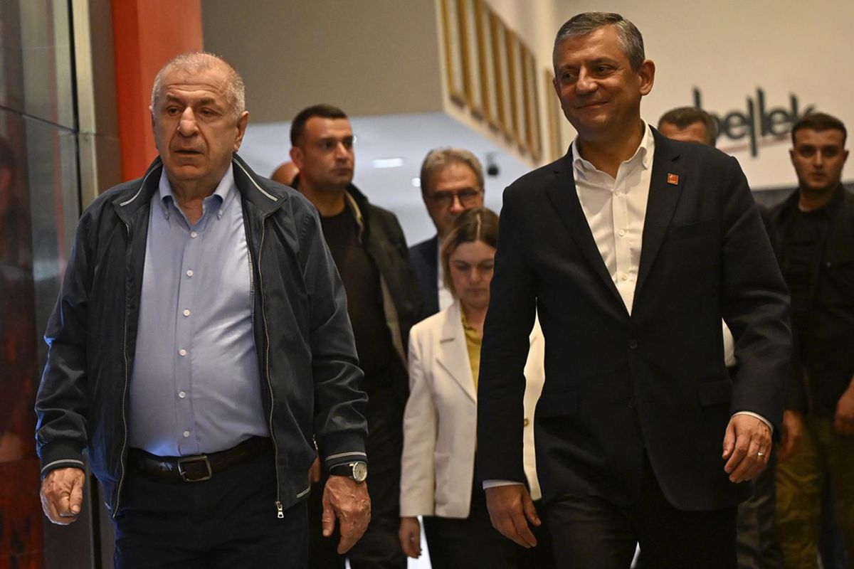 Ümit Özdağ\'dan gece yarısı CHP Genel Merkezi\'ne destek ziyareti: Demokrasi krizi zirveye çıktı