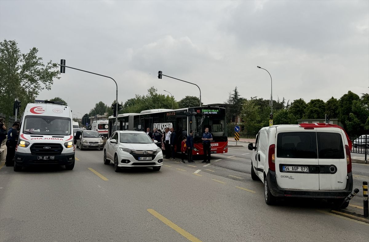 Metrobüs ve Hafif Ticari Araç Çarpıştı