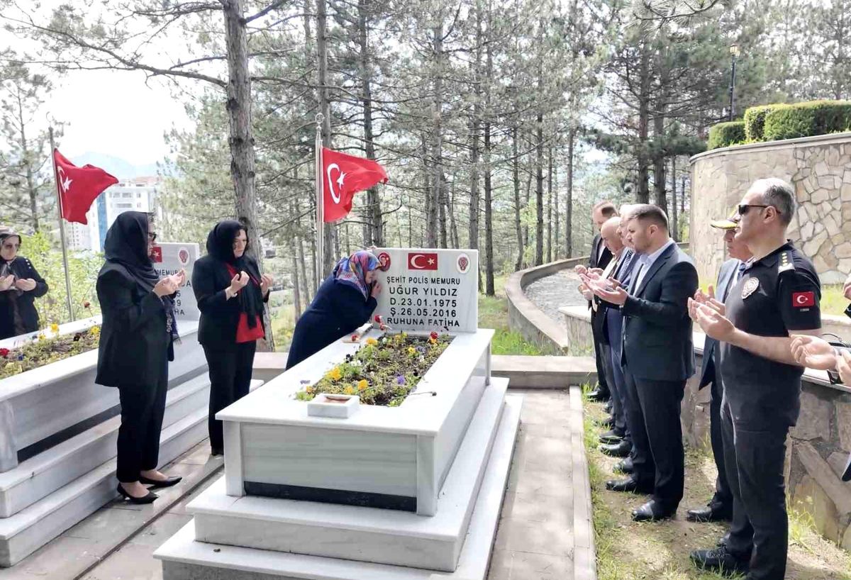 Şehit Polis Uğur Yıldız Kabri Başında Anıldı