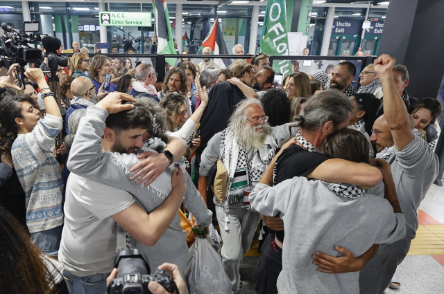 Sumud Filosu'nda İsrail tarafından alıkonulan İtalyan aktivistler ülkelerine döndü