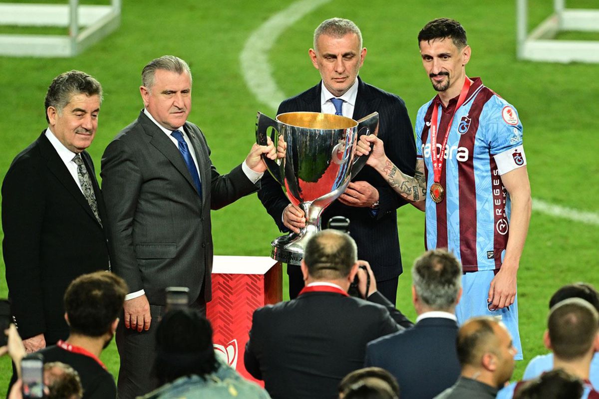 Polemik yaratan görüntü! Trabzonspor\'a şampiyonluk kupasını İbrahim Hacıosmanoğlu verdi