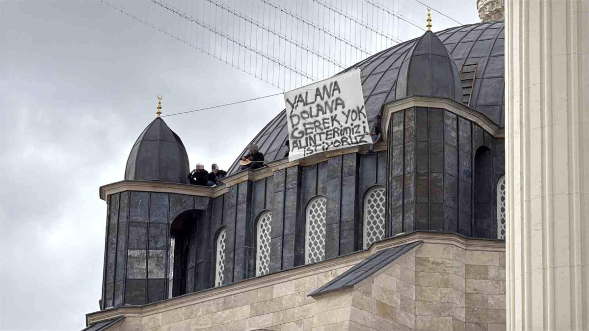 Sivas\'ta Mermer İşçileri Camide Eylem Yaptı