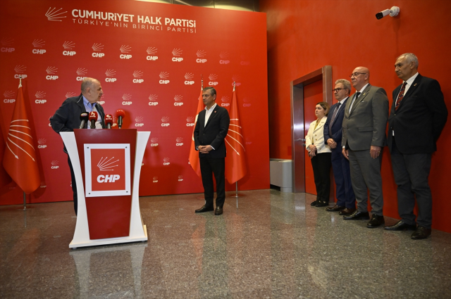 Ümit Özdağ'dan gece yarısı CHP Genel Merkezi'ne destek ziyareti: Demokrasi krizi zirveye çıktı