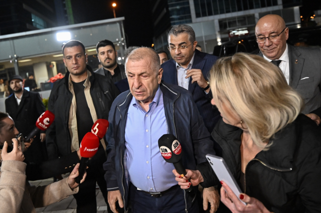 Ümit Özdağ'dan gece yarısı CHP Genel Merkezi'ne destek ziyareti: Demokrasi krizi zirveye çıktı