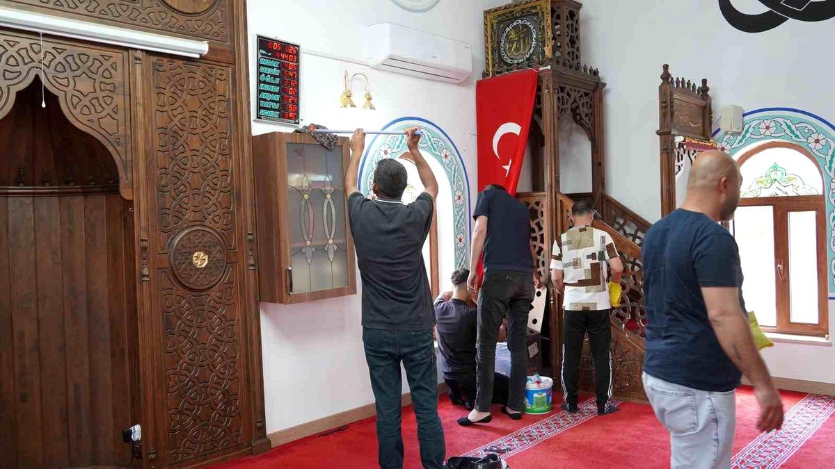 Yunusemre\'de camiler bayram namazına hazırlanıyor