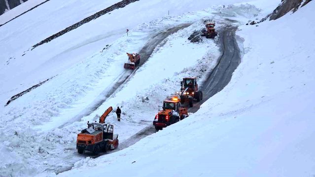 Van-Bahçesaray Yolu Açılıyor