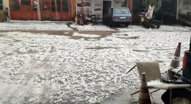Besni'de Dolu Yağışı Hayatı Olumsuz Etkiledi
