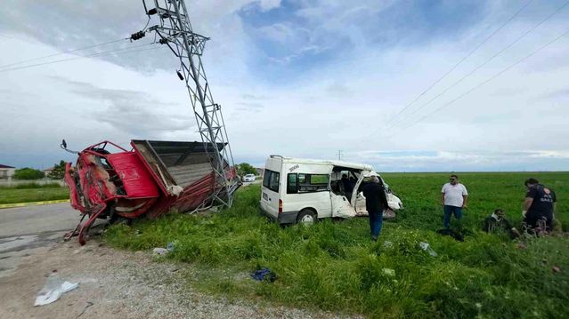 Aksaray'da Tarım İşçilerini Taşıyan Minibüs Kaza Yaptı