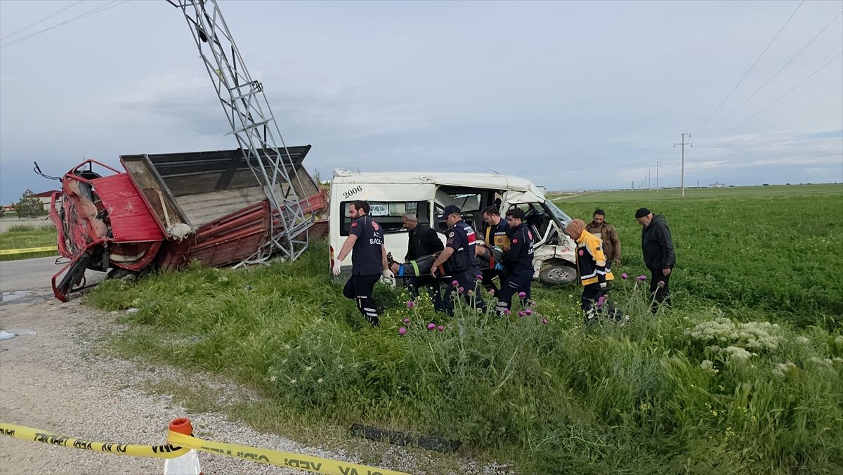 Aksaray\'da Tarım İşçilerini Taşıyan Minibüs Kaza Yaptı