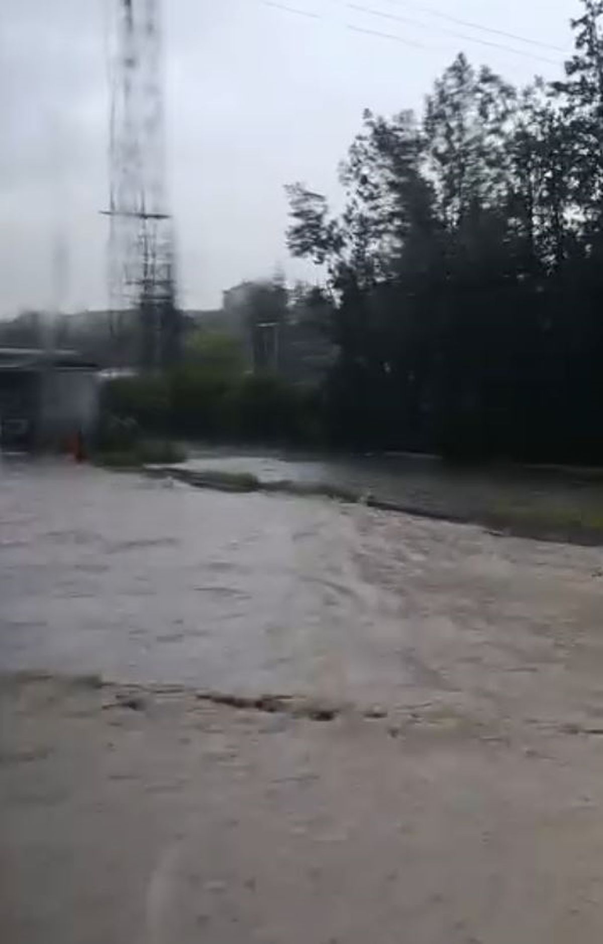 Ankara\'da Sağanak Yağış Trafiği Felç Etti