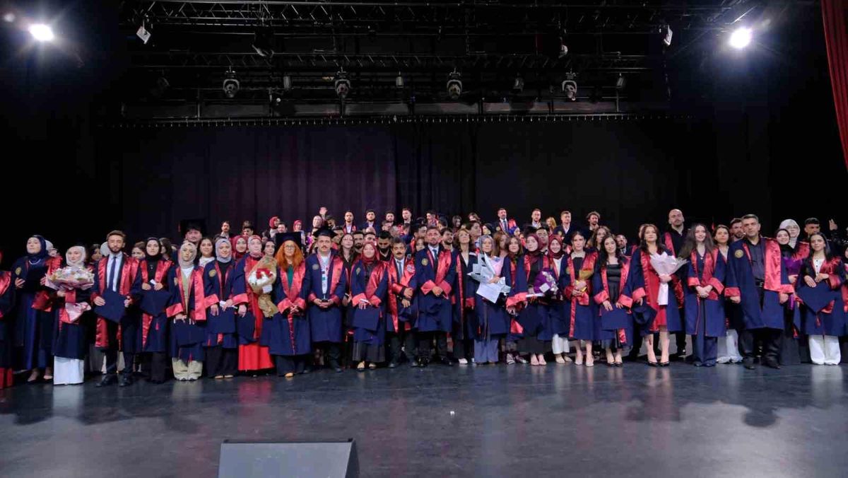 Atatürk Üniversitesi\'nde Mezuniyet Coşkusu
