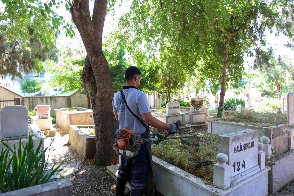 Aydın\'da bayram öncesi mezarlıklar bakımdan geçiriliyor