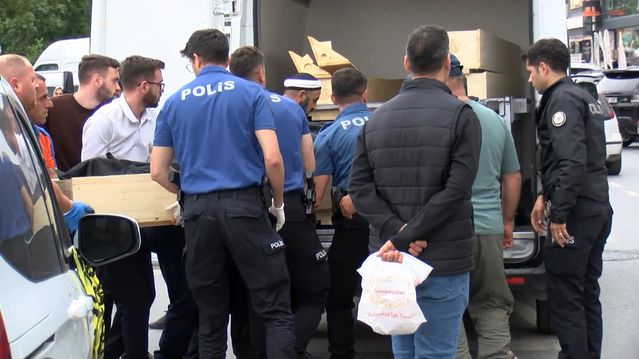 Bağcılar'da Park Halindeki Araçta Erkek Cesedi Bulundu