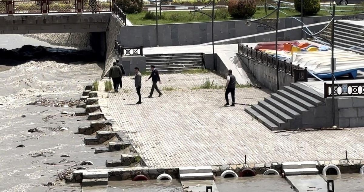Başkan Yazıcıoğlu akıntıyla gelen ağaç parçalarını kendi elleriyle topladı