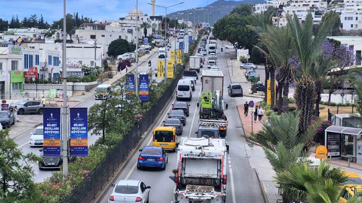 Bodrum\'da Bayram Yoğunluğu: 24 Saatte 20 Bin Araç Girişi