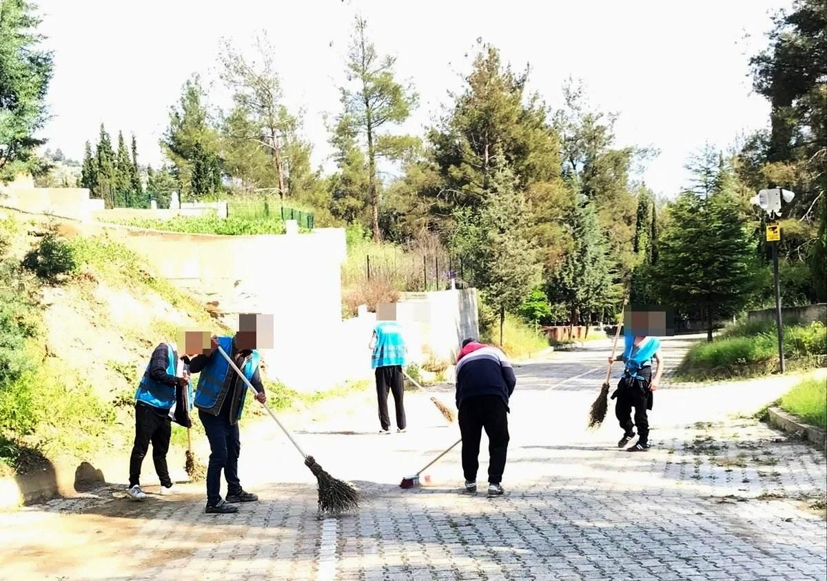 Boyabat Mezarlığı\'nda Temizlik Çalışması