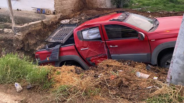İnegöl'de Kamyonet Beton Direğe Çarpıp Gübre Çukuruna Düştü