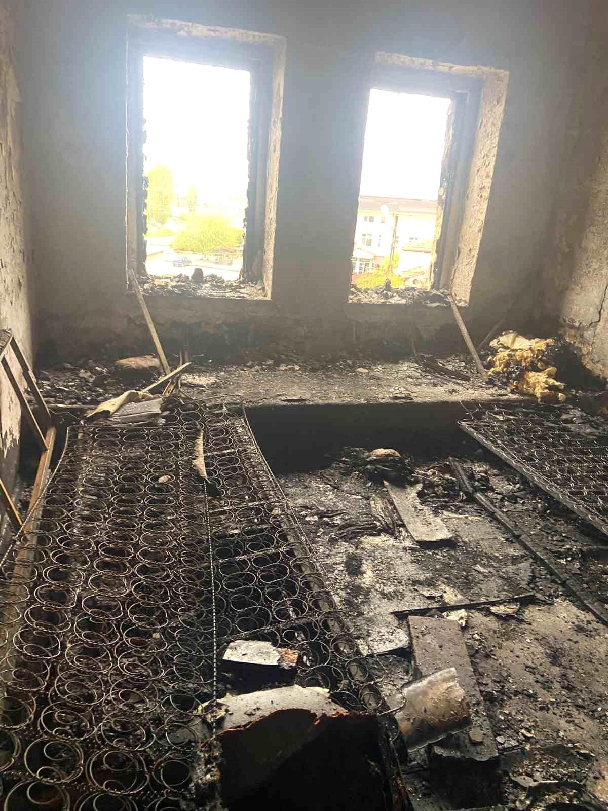 Çardak\'ta evi kül olan aile komşularına sığındı