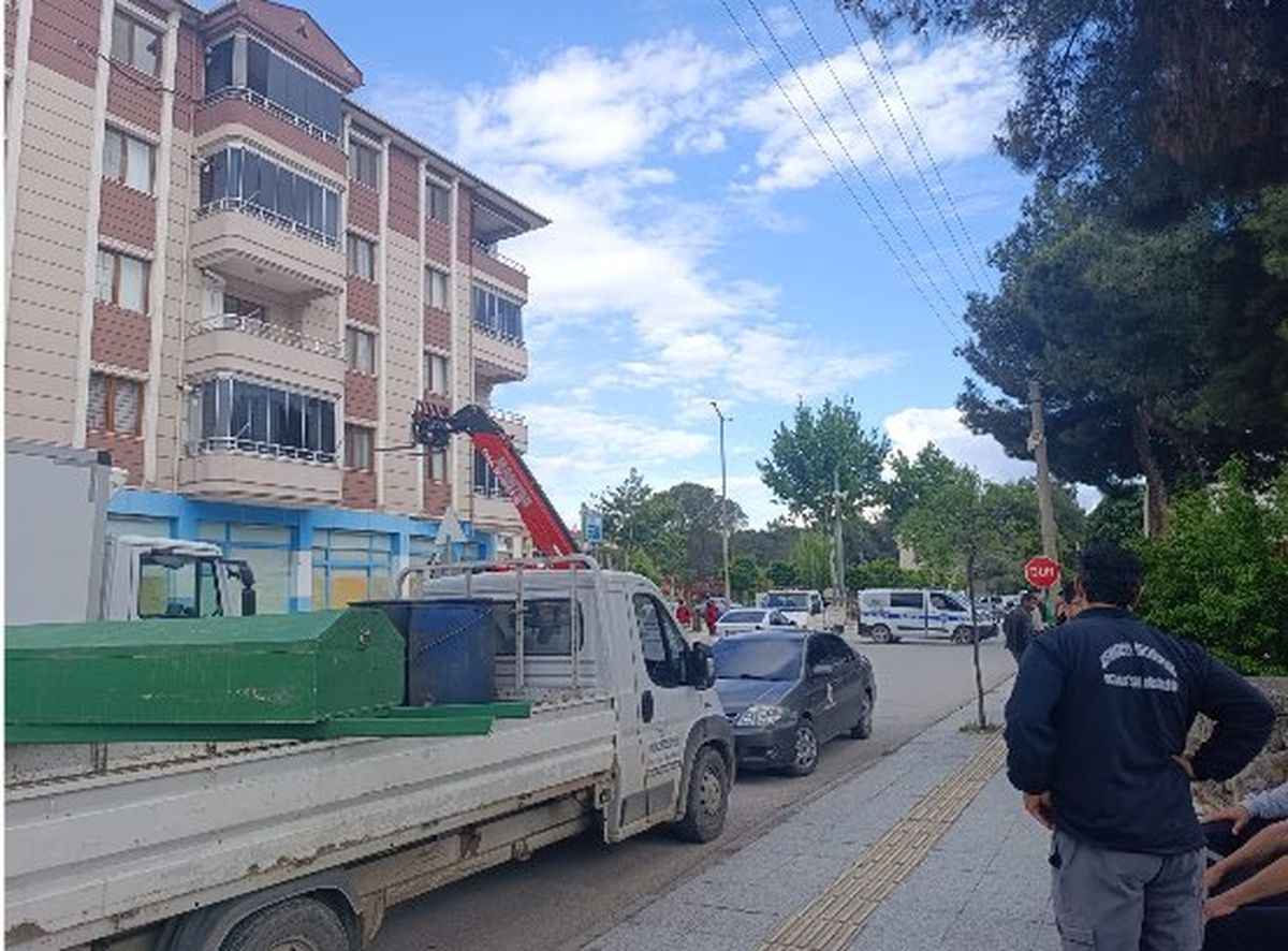 Osmancık\'ta Yalnız Yaşayan Adamın Cenazesi Forkliftle İndirildi