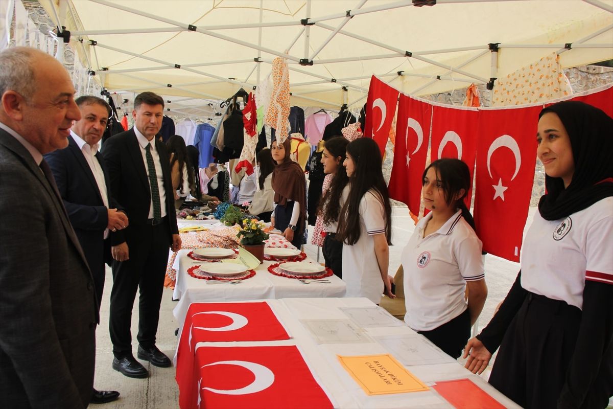 Cizre\'de Öğrencilerden Yılsonu Sergisi