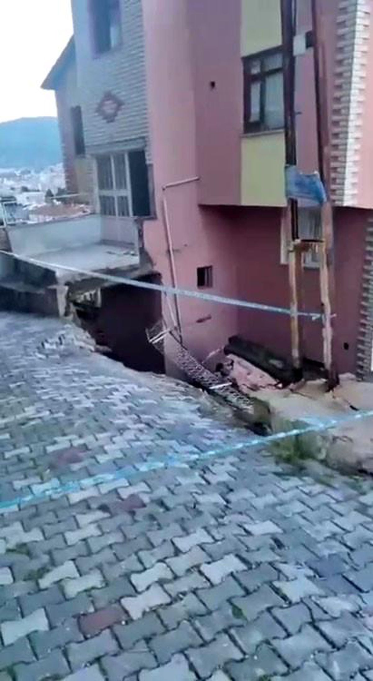 Çöken istinat duvarı binada hasar oluşturdu