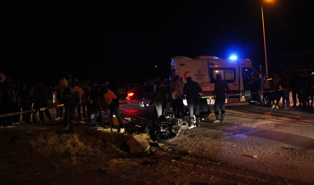Antalya\'da Motosiklet Kazası: 2 Genç Hayatını Kaybetti
