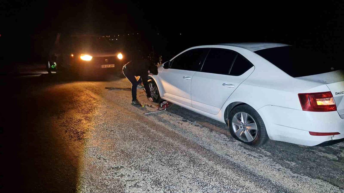 Çorum\'da Derin Çukurlar 5 Aracın Lastiğini Yırttı