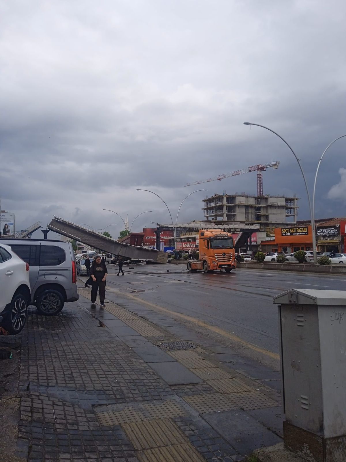 Kamyon Yaya Geçidine Çarptı, 3 Yaralı