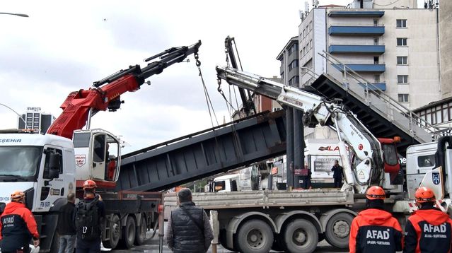 Ankara'da Kamyon Üst Geçide Çarptı, 3 Yaralı