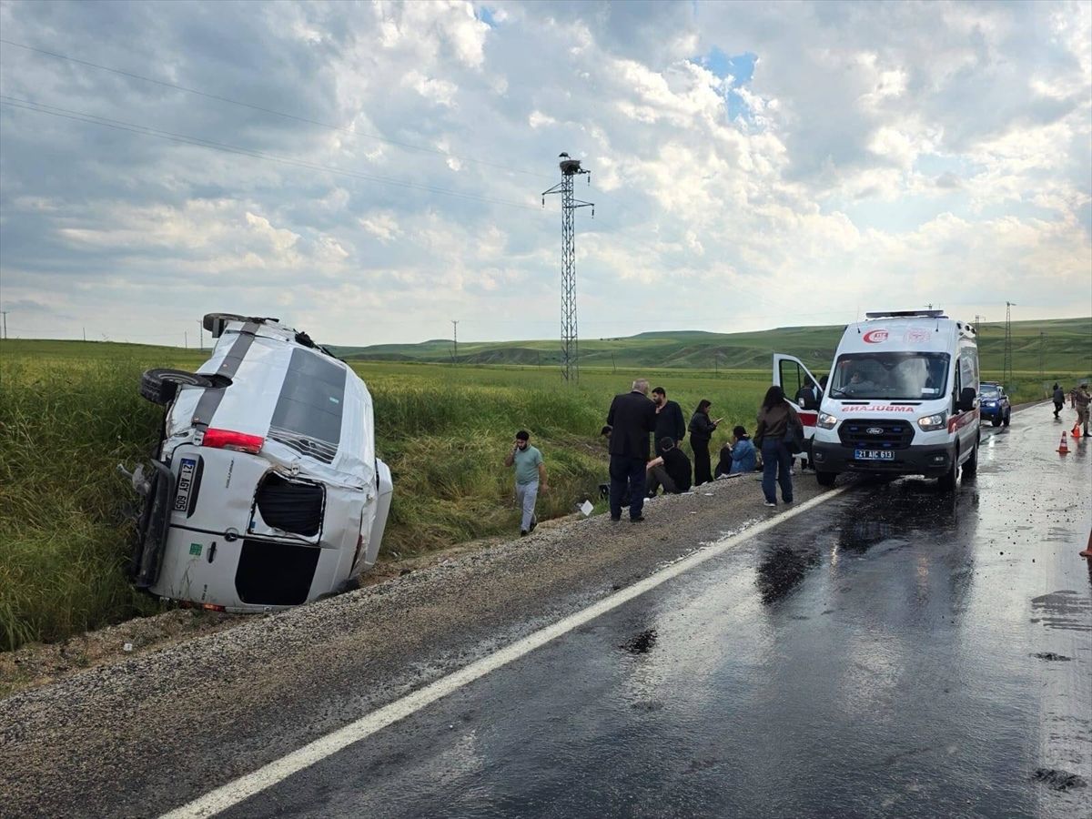 Diyarbakır\'da Minibüs Devrildi: 11 Yaralı