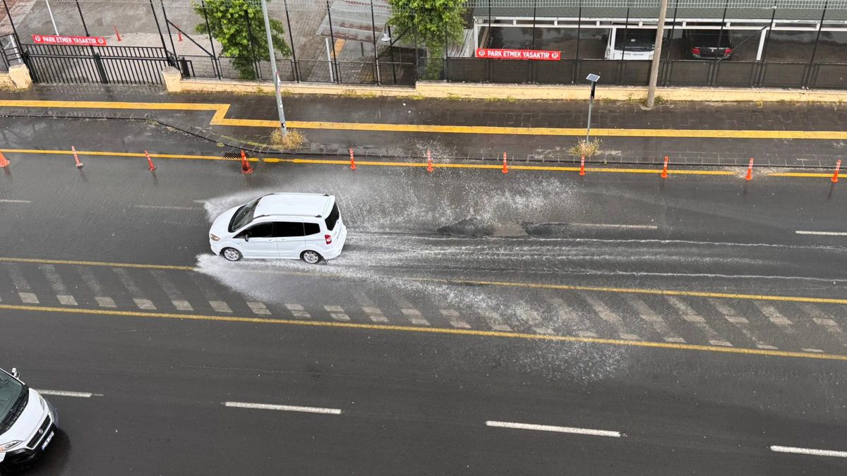 Diyarbakır\'da Sağanak Yağış Hayatı Olumsuz Etkiledi