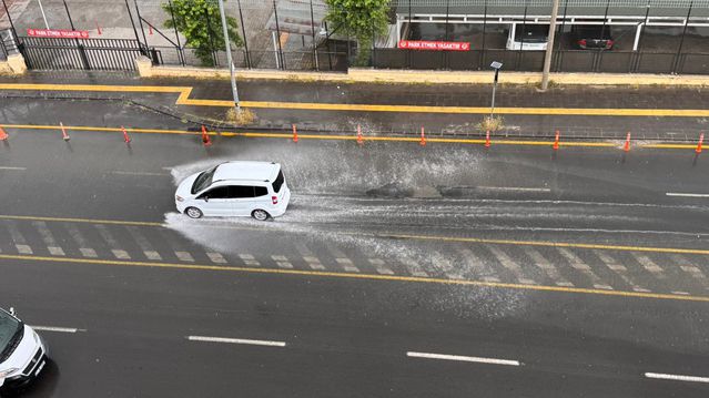 Diyarbakır'da Sağanak Yağış Hayatı Olumsuz Etkiledi