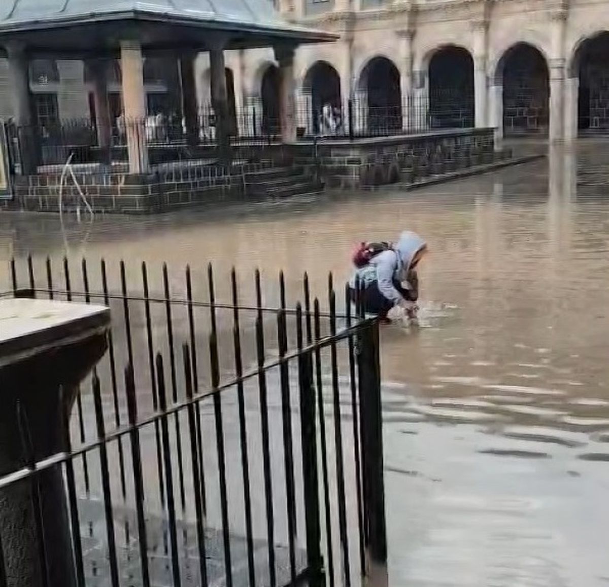 Ulu Cami\'nin Avlusu Suyla Dolu