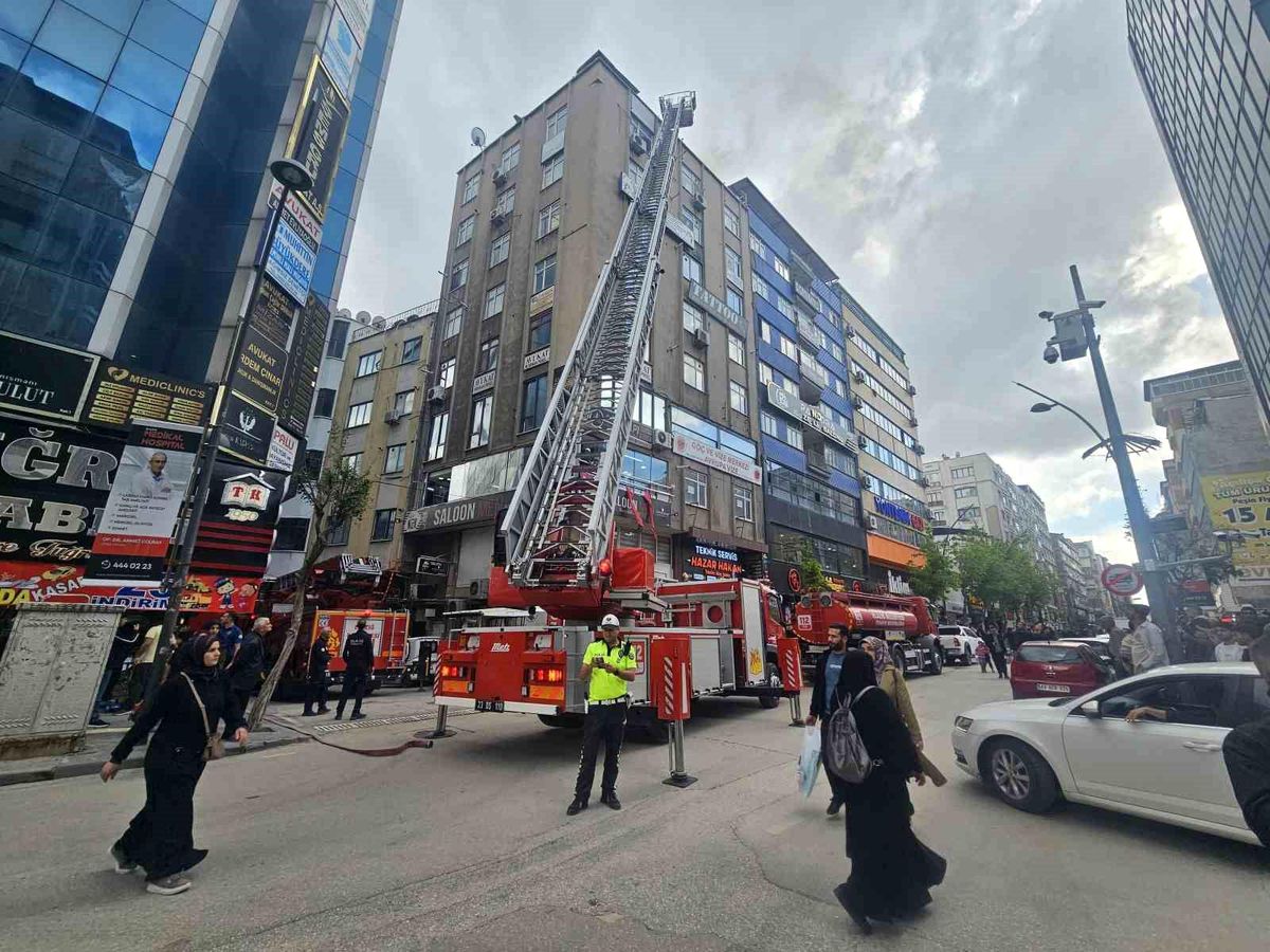 Elazığ\'da 9 Katlı İş Merkezinde Yangın