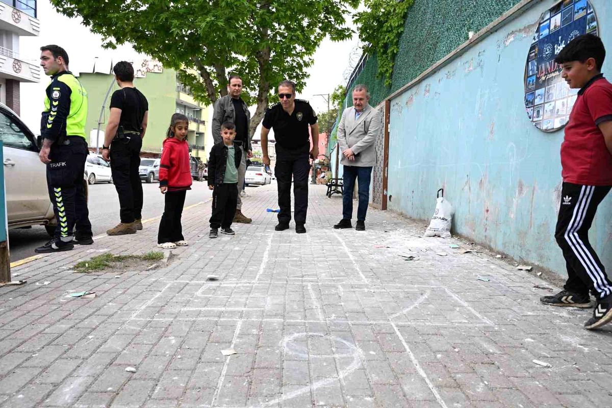 Emniyet Müdürü\'nden Çocuklara Neşeli Ziyaret