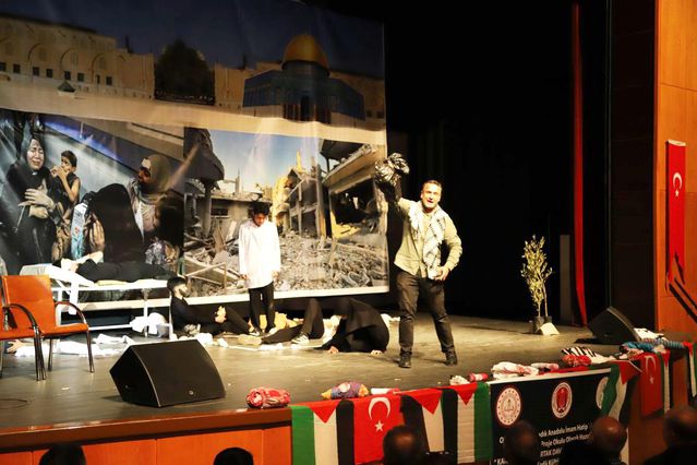 Gazze Dramı Tiyatroyla Anlatıldı