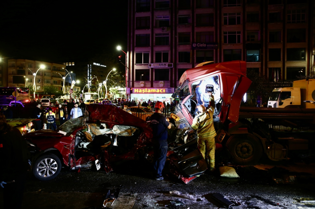 Giresun'da 5 kişinin öldüğü kaza anı kamerada! Araçları biçen tır hiç fren yapmamış