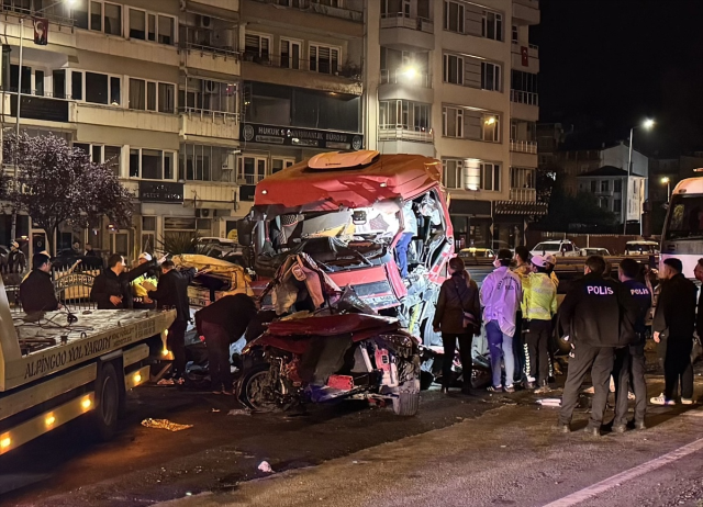 Giresun'da tır iki otomobile çarptı: 5 ölü, 6 yaralı