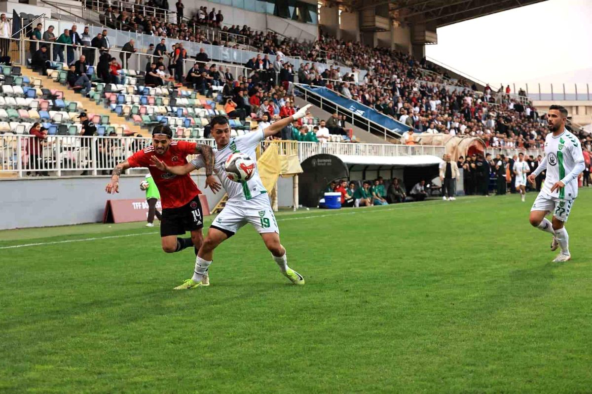 Gölcükspor, 5 yıl aradan sonra 3. TFF Lig\'e yükseldi
