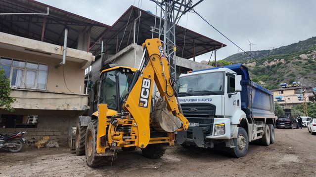 Hatay'da Sel Sonrası Temizlik Başladı