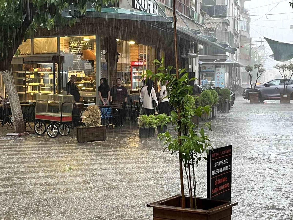 İncirliova\'da Sağanak ve Fırtına Hayatı Olumsuz Etkiledi